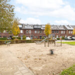 Tussenwoning aan de Canneveltstraat 8 in Stadshagen (Zwolle), aangeboden door Voorst Makelaardij. De woning heeft vrij uitzicht, een uitgebouwde woonkamer, moderne L-keuken, vijf slaapkamers, dakkapel met rolluiken, zonnepanelen (2022) en energielabel A.