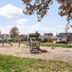 Instapklare tussenwoning met tuinkamer, visgraat PVC-vloer met vloerverwarming, moderne keuken en verzorgde afwerking aan de Vechterweerdstraat 60 in Stadshagen, Zwolle