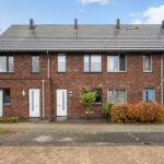 Instapklare tussenwoning met tuinkamer, visgraat PVC-vloer met vloerverwarming, moderne keuken en verzorgde afwerking aan de Vechterweerdstraat 60 in Stadshagen, Zwolle