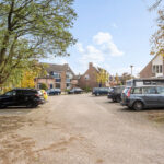 Hoekwoning Dovenetelweg 16 in Zwolle met extra brede tuin, zijtuin en geïsoleerde praktijk-/werkruimte in Westenholte.