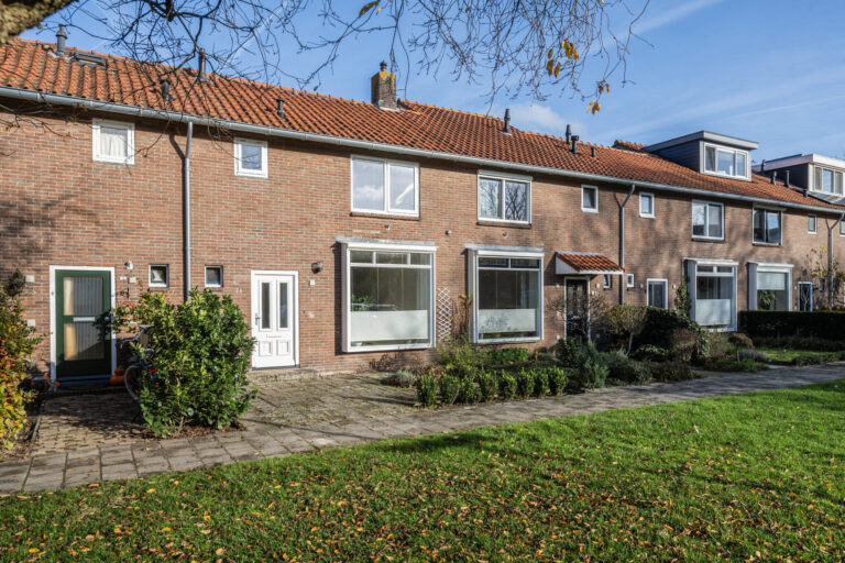 Woning Savornin Lohmanlaan 24 Zwolle, gelegen in Oud-Ittersum in Zwolle-Zuid, met diepe tuin en vrij uitzicht.