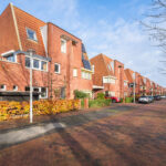 Moderne twee-onder-één-kapwoning in Frankhuis, Zwolle, met luxe afwerking, vier slaapkamers en een groene, tuin in Ibiza stijl met groenblijvende leibomen