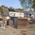 Hoekwoning Dovenetelweg 16 in Zwolle met extra brede tuin, zijtuin en geïsoleerde praktijk-/werkruimte in Westenholte.