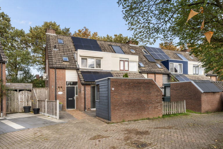 Hoekwoning Dovenetelweg 16 in Zwolle met extra brede tuin, zijtuin en geïsoleerde praktijk-/werkruimte in Westenholte.