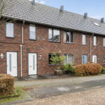 Instapklare tussenwoning met tuinkamer, visgraat PVC-vloer met vloerverwarming, moderne keuken en verzorgde afwerking aan de Vechterweerdstraat 60 in Stadshagen, Zwolle