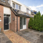 Hoekwoning Dovenetelweg 16 in Zwolle met extra brede tuin, zijtuin en geïsoleerde praktijk-/werkruimte in Westenholte.