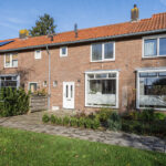 Woning Savornin Lohmanlaan 24 Zwolle, gelegen in Oud-Ittersum in Zwolle-Zuid, met diepe tuin en vrij uitzicht.