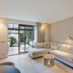 Instapklare tussenwoning met tuinkamer, visgraat PVC-vloer met vloerverwarming, moderne keuken en verzorgde afwerking aan de Vechterweerdstraat 60 in Stadshagen, Zwolle