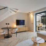 Instapklare tussenwoning met tuinkamer, visgraat PVC-vloer met vloerverwarming, moderne keuken en verzorgde afwerking aan de Vechterweerdstraat 60 in Stadshagen, Zwolle