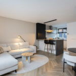 Instapklare tussenwoning met tuinkamer, visgraat PVC-vloer met vloerverwarming, moderne keuken en verzorgde afwerking aan de Vechterweerdstraat 60 in Stadshagen, Zwolle