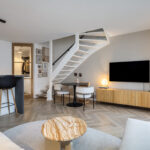 Instapklare tussenwoning met tuinkamer, visgraat PVC-vloer met vloerverwarming, moderne keuken en verzorgde afwerking aan de Vechterweerdstraat 60 in Stadshagen, Zwolle