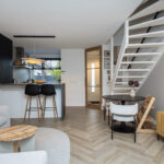 Instapklare tussenwoning met tuinkamer, visgraat PVC-vloer met vloerverwarming, moderne keuken en verzorgde afwerking aan de Vechterweerdstraat 60 in Stadshagen, Zwolle