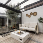 Instapklare tussenwoning met tuinkamer, visgraat PVC-vloer met vloerverwarming, moderne keuken en verzorgde afwerking aan de Vechterweerdstraat 60 in Stadshagen, Zwolle