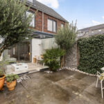 Instapklare tussenwoning met tuinkamer, visgraat PVC-vloer met vloerverwarming, moderne keuken en verzorgde afwerking aan de Vechterweerdstraat 60 in Stadshagen, Zwolle