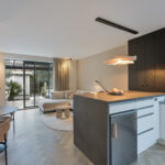 Instapklare tussenwoning met tuinkamer, visgraat PVC-vloer met vloerverwarming, moderne keuken en verzorgde afwerking aan de Vechterweerdstraat 60 in Stadshagen, Zwolle