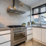 Instapklare tussenwoning met tuinkamer, visgraat PVC-vloer met vloerverwarming, moderne keuken en verzorgde afwerking aan de Vechterweerdstraat 60 in Stadshagen, Zwolle