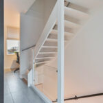 Instapklare tussenwoning met tuinkamer, visgraat PVC-vloer met vloerverwarming, moderne keuken en verzorgde afwerking aan de Vechterweerdstraat 60 in Stadshagen, Zwolle