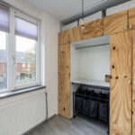 Instapklare tussenwoning met tuinkamer, visgraat PVC-vloer met vloerverwarming, moderne keuken en verzorgde afwerking aan de Vechterweerdstraat 60 in Stadshagen, Zwolle