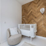 Instapklare tussenwoning met tuinkamer, visgraat PVC-vloer met vloerverwarming, moderne keuken en verzorgde afwerking aan de Vechterweerdstraat 60 in Stadshagen, Zwolle