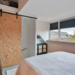 Instapklare tussenwoning met tuinkamer, visgraat PVC-vloer met vloerverwarming, moderne keuken en verzorgde afwerking aan de Vechterweerdstraat 60 in Stadshagen, Zwolle