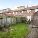 Woning Savornin Lohmanlaan 24 Zwolle, gelegen in Oud-Ittersum in Zwolle-Zuid, met diepe tuin en vrij uitzicht.