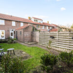 Woning Savornin Lohmanlaan 24 Zwolle, gelegen in Oud-Ittersum in Zwolle-Zuid, met diepe tuin en vrij uitzicht.