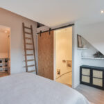 Instapklare tussenwoning met tuinkamer, visgraat PVC-vloer met vloerverwarming, moderne keuken en verzorgde afwerking aan de Vechterweerdstraat 60 in Stadshagen, Zwolle