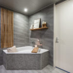 Instapklare tussenwoning met tuinkamer, visgraat PVC-vloer met vloerverwarming, moderne keuken en verzorgde afwerking aan de Vechterweerdstraat 60 in Stadshagen, Zwolle