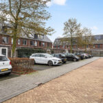 Instapklare tussenwoning met tuinkamer, visgraat PVC-vloer met vloerverwarming, moderne keuken en verzorgde afwerking aan de Vechterweerdstraat 60 in Stadshagen, Zwolle