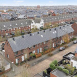 Instapklare tussenwoning met tuinkamer, visgraat PVC-vloer met vloerverwarming, moderne keuken en verzorgde afwerking aan de Vechterweerdstraat 60 in Stadshagen, Zwolle