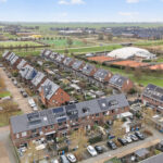 Instapklare tussenwoning met tuinkamer, visgraat PVC-vloer met vloerverwarming, moderne keuken en verzorgde afwerking aan de Vechterweerdstraat 60 in Stadshagen, Zwolle