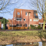 Moderne twee-onder-één-kapwoning in Frankhuis, Zwolle, met luxe afwerking, vier slaapkamers en een groene, tuin in Ibiza stijl met groenblijvende leibomen