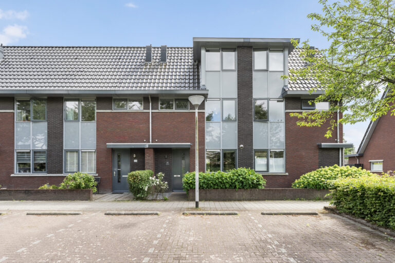 Sfeervolle woning aan de Dingshoflaan in Stadshagen Zwolle met vrij uitzicht op groen en water, uitgebouwde woonkamer, moderne keuken en badkamer, drie slaapkamers en een zonnige achtertuin met berging.